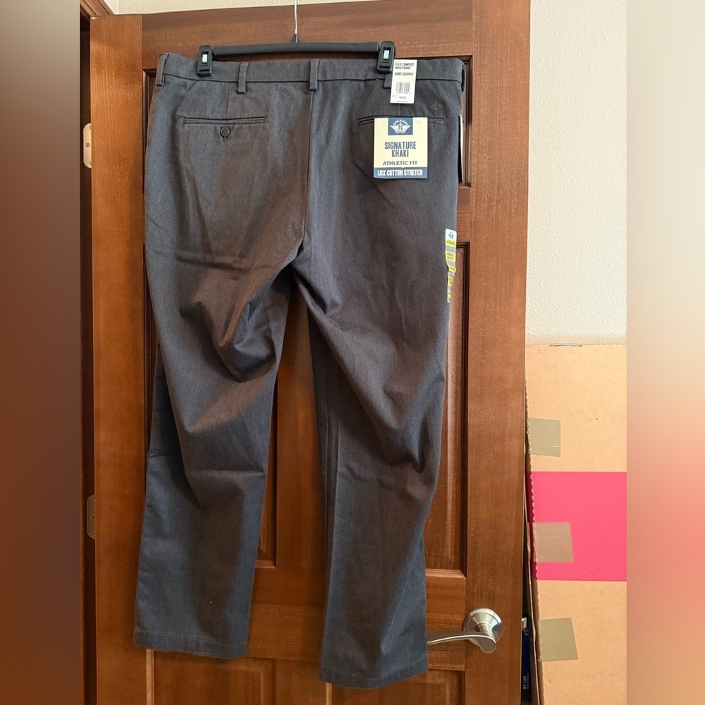 Men’s Dockers Signature Khakis, Athletic Fit 42/32 - Picture 2 of 4